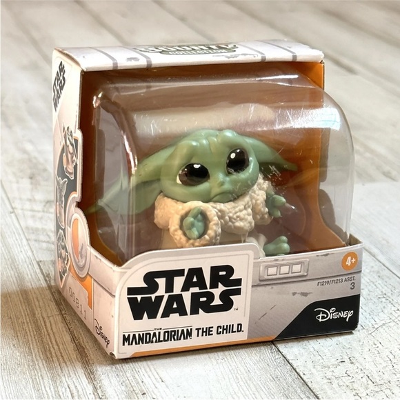 Mandalorian The Child Figure - Picture 4 of 9